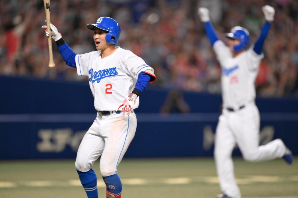 　９回、サヨナラの押し出し四球を選び、喜ぶ田中。右は万歳して生還する三走・石川昂