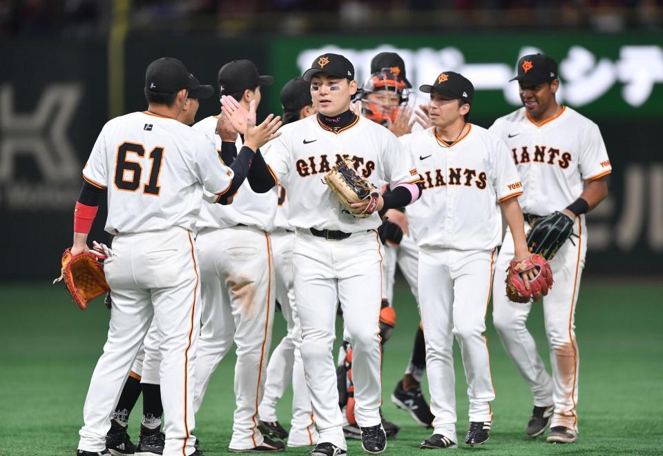 　楽天に競り勝ち増田陸（６１）らナインとタッチを交わす丸（右手前）＝撮影・開出牧