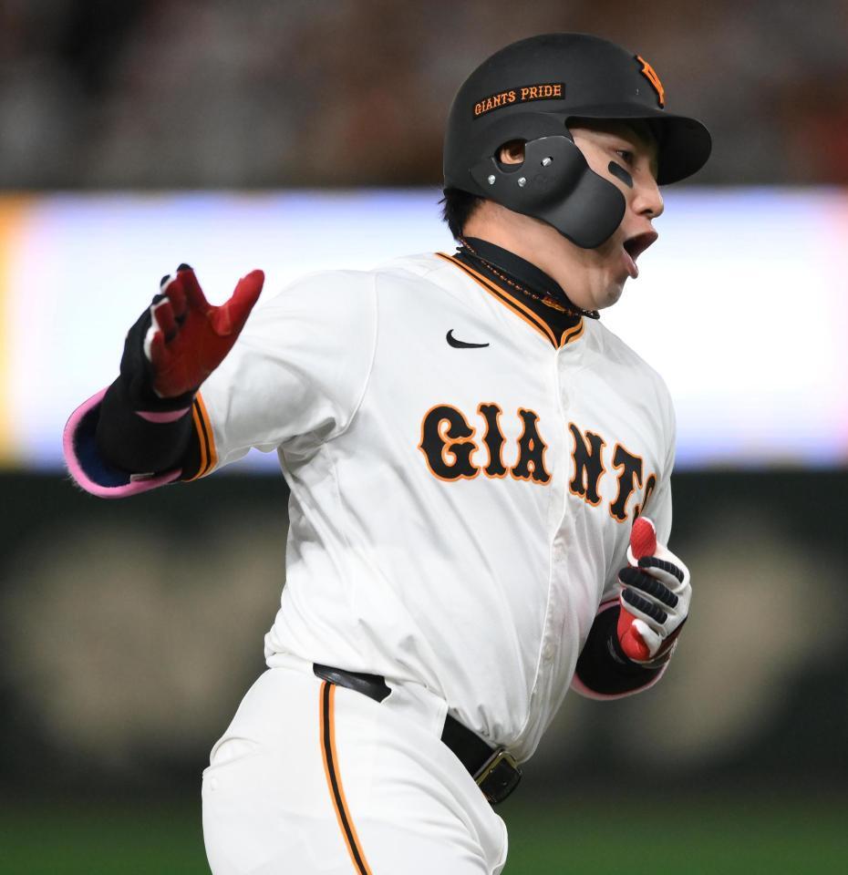 　６回、二者連続本塁打を放ち雄たけびをあげる代打の丸（撮影・堀内翔）