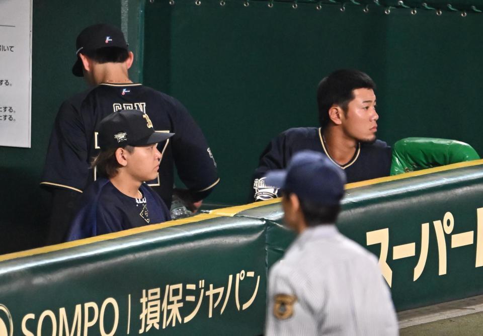 　敗戦後のベンチでグラウンドを見つめる宮城（左）＝撮影・西田忠信