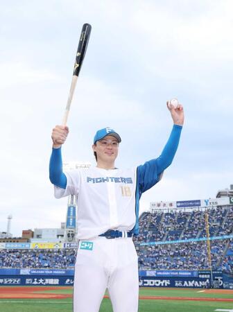 　ヒーローインタビューを終えポーズをきめる山崎（撮影・金田祐二）