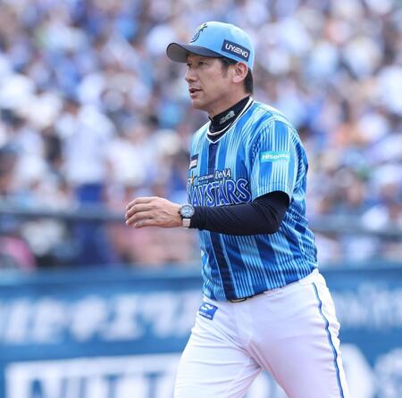 　厳しい表情の三浦監督（撮影・金田祐二）