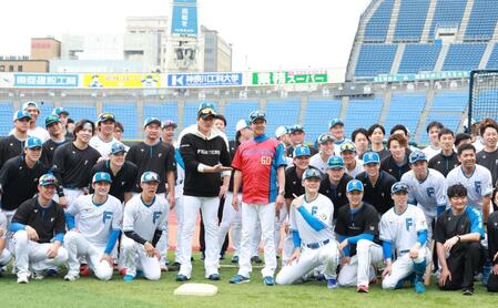 　還暦を迎えた八木打撃コーチを祝う新庄監督ら日本ハムナイン（撮影・金田祐二）