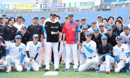 　還暦を迎えた八木打撃コーチを祝う新庄監督ら日本ハムナイン（撮影・金田祐二）