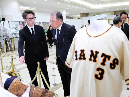　長嶋さんの通夜・告別式の会場に設けられたゆかりの品を見る（左から）元木大介氏、村田真一氏ら＝７日（読売新聞社提供）