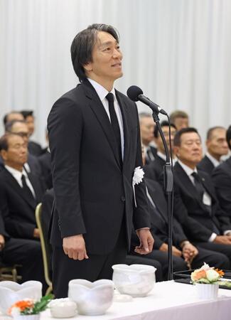 　長嶋さんの告別式で弔辞を述べる松井さん（読売新聞社提供）