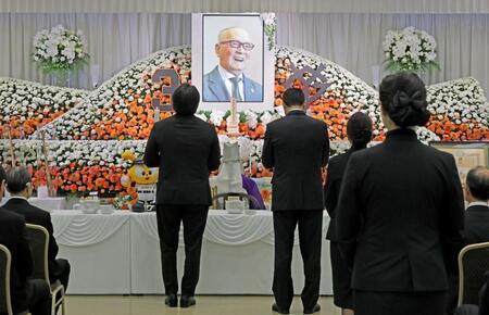 　告別式で長嶋さんの遺影が飾られた祭壇（読売新聞社提供）