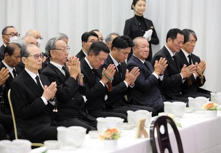 　長嶋さんの通夜に参列した（手前左から）王貞治氏、堀内恒夫氏、原辰徳氏、高橋由伸氏の巨人歴代監督と柴田勲氏、中畑清氏と松井秀喜氏＝７日（読売新聞社提供）