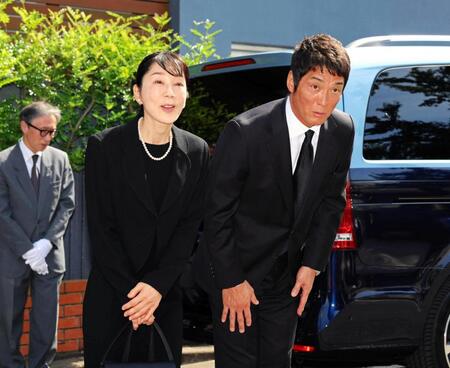 　自宅前で一礼する長嶋一茂さん（右）、三奈さん＝７日（読売新聞社提供）