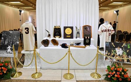 　長嶋さんの通夜・告別式の会場に展示されたゆかりの品＝７日（読売新聞社提供）