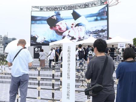 　記帳所で写真を撮るファン（撮影・佐々木彰尚）