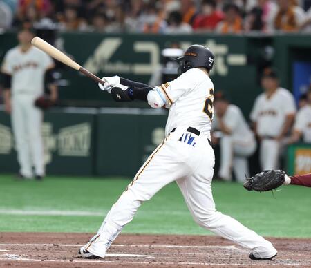 　４回、岸田は右前に適時打を放つ（撮影・佐々木彰尚）