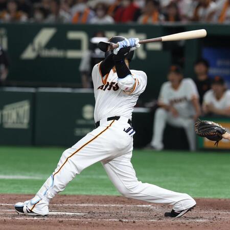 　８回、岸田は左中間に満塁弾を放つ（撮影・佐々木彰尚）