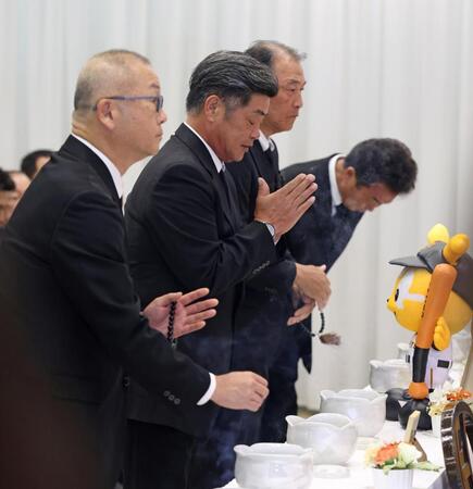 　長嶋さんの告別式に参列する工藤さん（中央）と村田さん（右から２人目）ら（読売新聞社提供）
