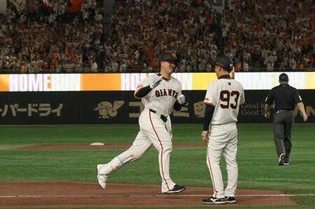 　８回、左中間に満塁弾を放ち悠々と走る岸田（撮影・佐々木彰尚）