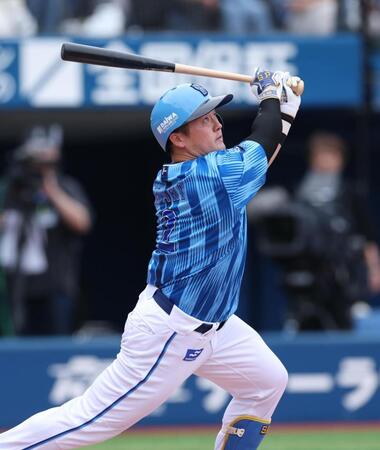 　６回、右越えソロを放つ牧（撮影・金田祐二）