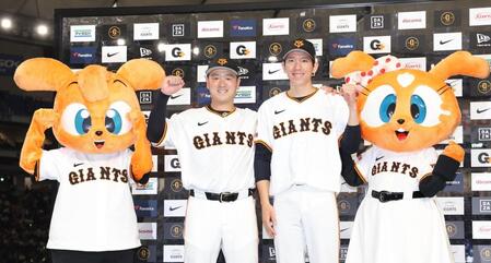 　こぶしを握る岸田（左）と戸郷（撮影・佐々木彰尚）