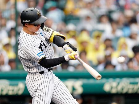 　３回阪神２死一、二塁、森下が左越えに３ランを放つ＝甲子園