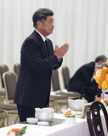 　長嶋さんの祭壇に手を合わせる工藤さん（読売新聞社提供）