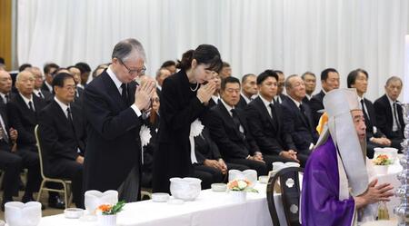 　長嶋さんの告別式に列席する読売新聞グループ本社社長で巨人軍の山口オーナー（手前左）と喪主の三奈さん（読売新聞社提供）