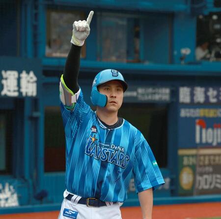 　６回、ソロを放ち喜ぶ佐野（撮影・金田祐二）