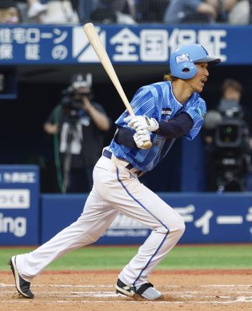 　１０回ＤｅＮＡ１死満塁、三森が右前にサヨナラ打を放つ＝横浜