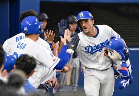 　８回、本塁打を放ち祝福されるボスラー