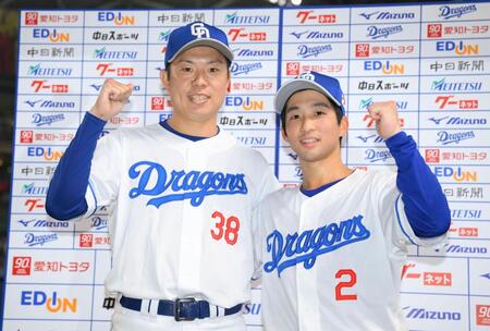 　ロッテに勝利し、お立ち台で笑顔の松葉（左）と田中