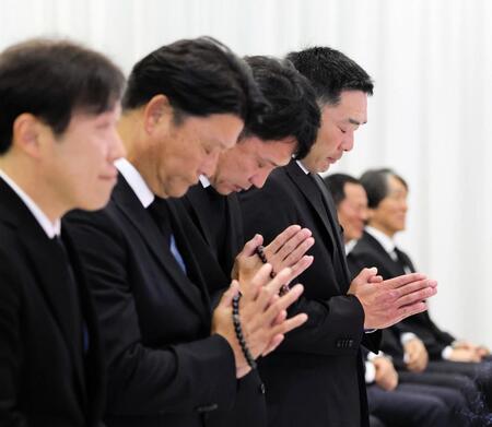 　長嶋さんの通夜に参列した（右から）阿部監督、二岡コーチら＝７日（読売新聞社提供）