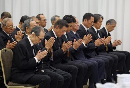 　長嶋さんの告別式に参列する（手前左から）王さん、原さん、高橋さん、柴田さん、中畑さん、松井さんら（読売新聞社提供）