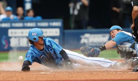 　９回、宮崎の適時打で生還する三森（撮影・金田祐二）