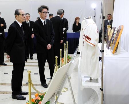 　通夜・告別式の会場に展示されたゆかりの品を見る巨人ＯＢの王貞治氏、元木大介氏＝７日（読売新聞社提供）