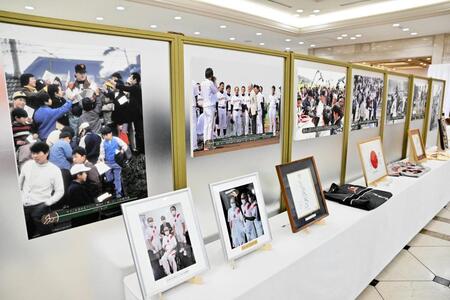　長嶋さんの通夜・告別式の会場に展示された写真やゆかりの品＝７日（読売新聞社提供）