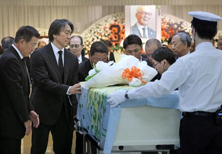 　長嶋さんのひつぎを囲む（左から）原さん、松井さん、王さん、吉村さん、高橋さん、柴田さん、堀内さんら（読売新聞社提供）