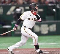 　６回、右越えソロを放つ代打丸（撮影・開出牧）