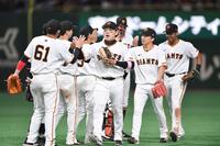 　楽天に競り勝ちタッチを交わす丸（手前右）ら巨人ナイン