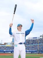 　ヒーローインタビューを終えポーズをきめる山崎（撮影・金田祐二）