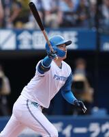 　７回、右前に２点適時打を放つ山崎（撮影・金田祐二）