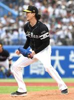 　８回、サンタナから三振を奪い、雄叫びを上げる上沢（撮影・佐藤厚）