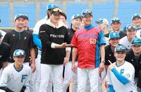 　還暦を迎えた八木打撃コーチを祝う新庄監督ら日本ハムナイン（撮影・金田祐二）