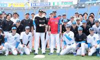 　還暦を迎えた八木打撃コーチを祝う新庄監督ら日本ハムナイン（撮影・金田祐二）
