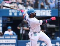 　５回、同点ソロを放つレイエス（撮影・金田祐二）