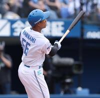 　５回、勝ち越しソロを放つ万波（撮影・金田祐二）