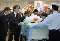 　長嶋さんのひつぎを囲む（左から）原さん、松井さん、王さん、吉村さん、高橋さん、柴田さん、堀内さんら（読売新聞社提供）