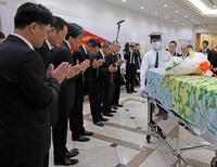 　長嶋さんのひつぎに手を合わせる（左から）高橋さん、中畑さん、松井さん、原さん、堀内さん、柴田さんら（読売新聞社提供）