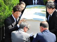 　自宅から運び出される、長嶋茂雄さんのご遺体を納めた棺を支える一茂さん（左）＝７日（読売新聞社提供）