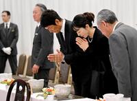 　長嶋さんの通夜で祭壇に手を合わせる次女・三奈さん（右から２人目）と長男・一茂さん（同３人目）＝７日（読売新聞社提供）