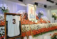 　通夜・告別式の会場に設けられた長嶋さんの祭壇＝７日（読売新聞社提供）