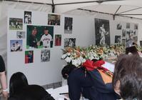 　記帳をするファン（撮影・佐々木彰尚）