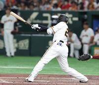 　４回、岸田は右前に適時打を放つ（撮影・佐々木彰尚）